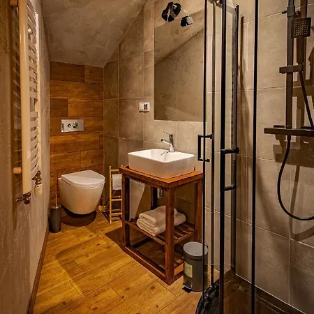 Wyszynskiego 2 * شرم